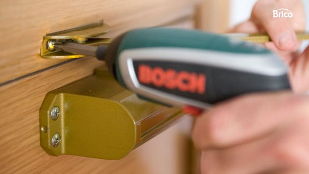 Instalar muelle cierrapuertas paso 5