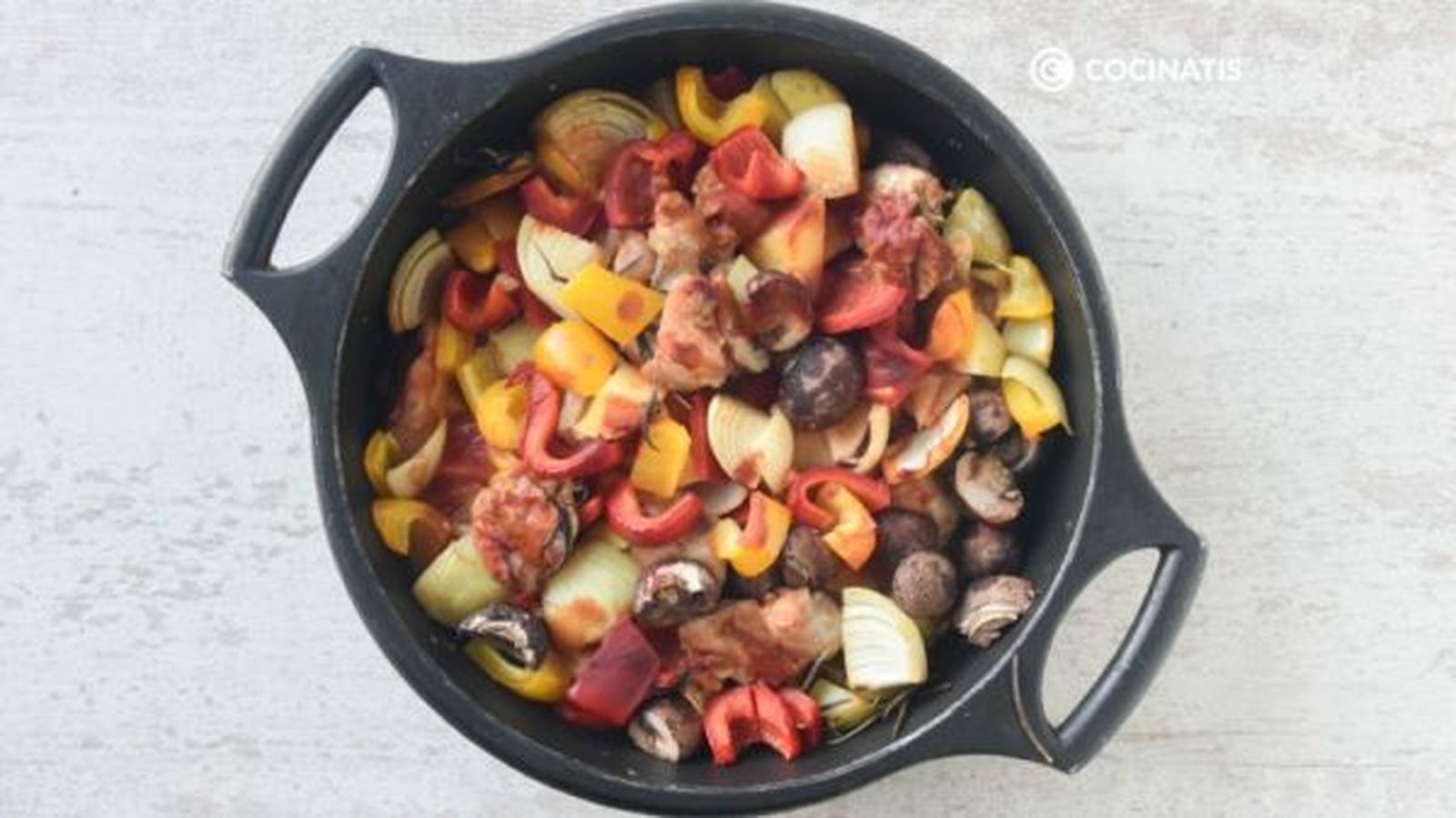 Horneamos el pollo con verduras Horneamos el pollo con verduras