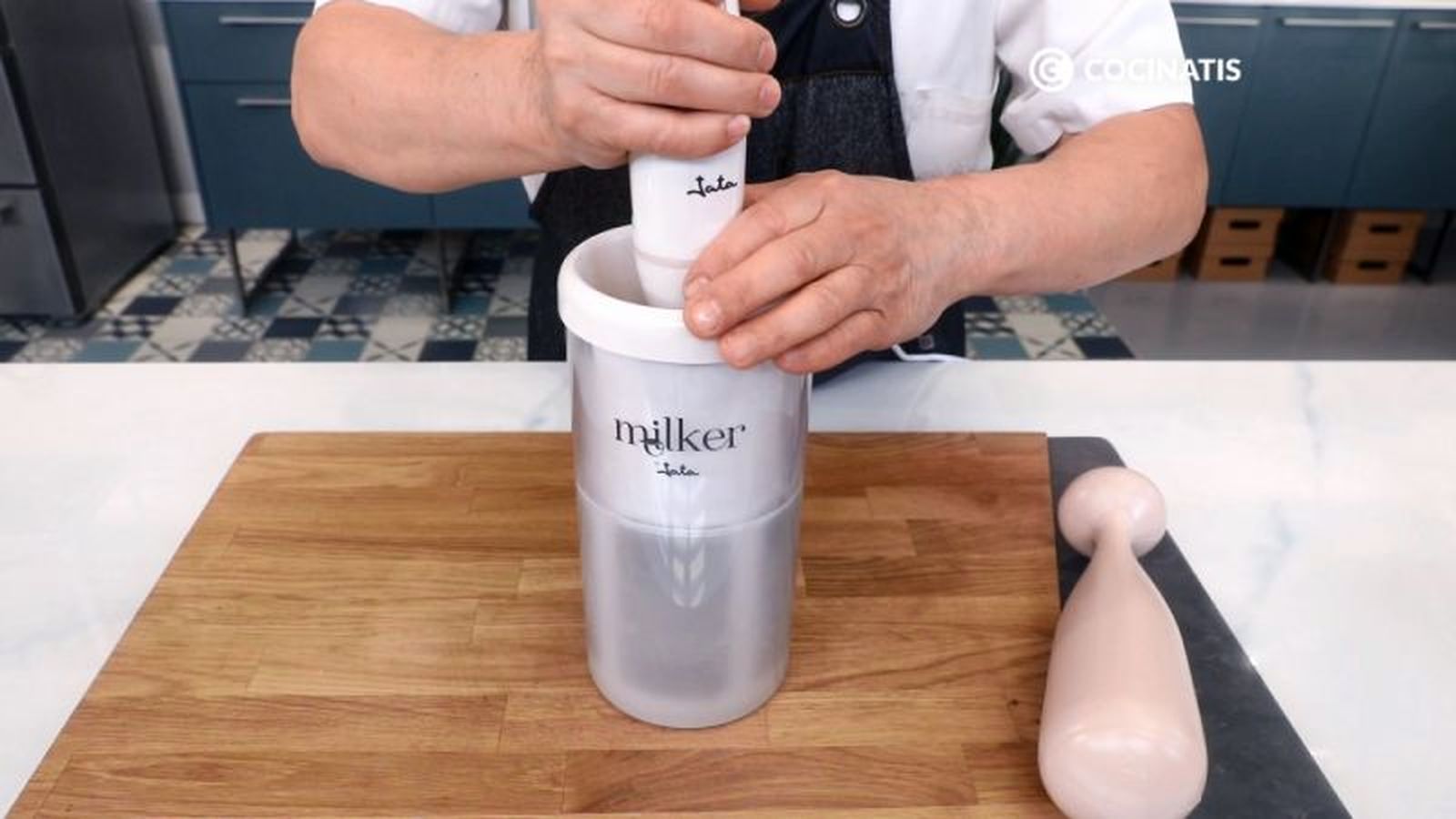 Hacemos la leche de almendras y avena casera Hacemos la leche de almendras y avena casera