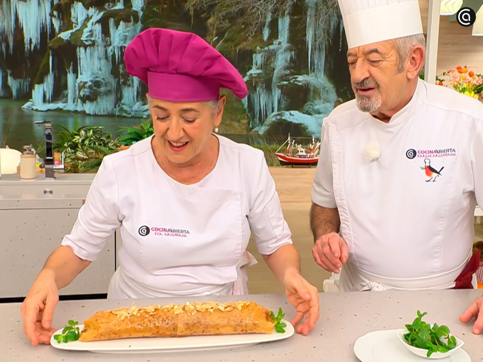 Añade unas hojas de menta y espolvorea almendras laminadas para decorar el strudel de pera