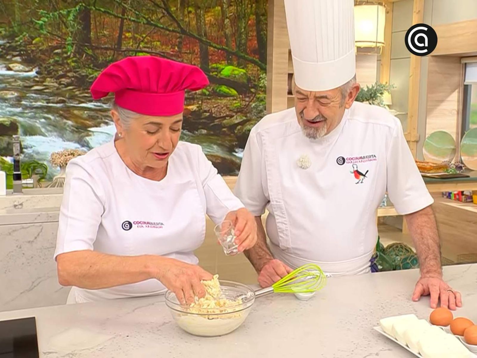 Mezcla los ingredientes para la masa Mezcla los ingredientes para la masa