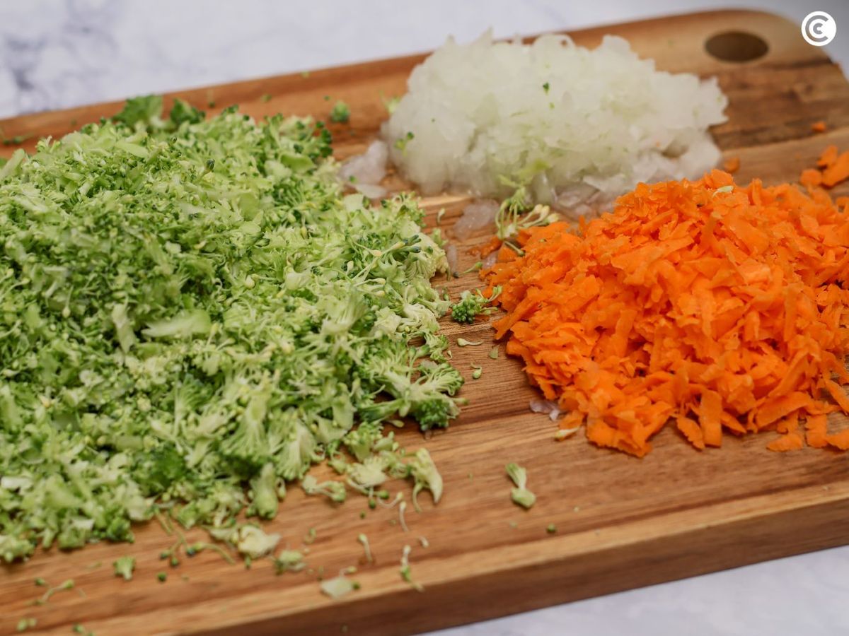 Ralla las verduras para hacer las hamburguesas de brócoli