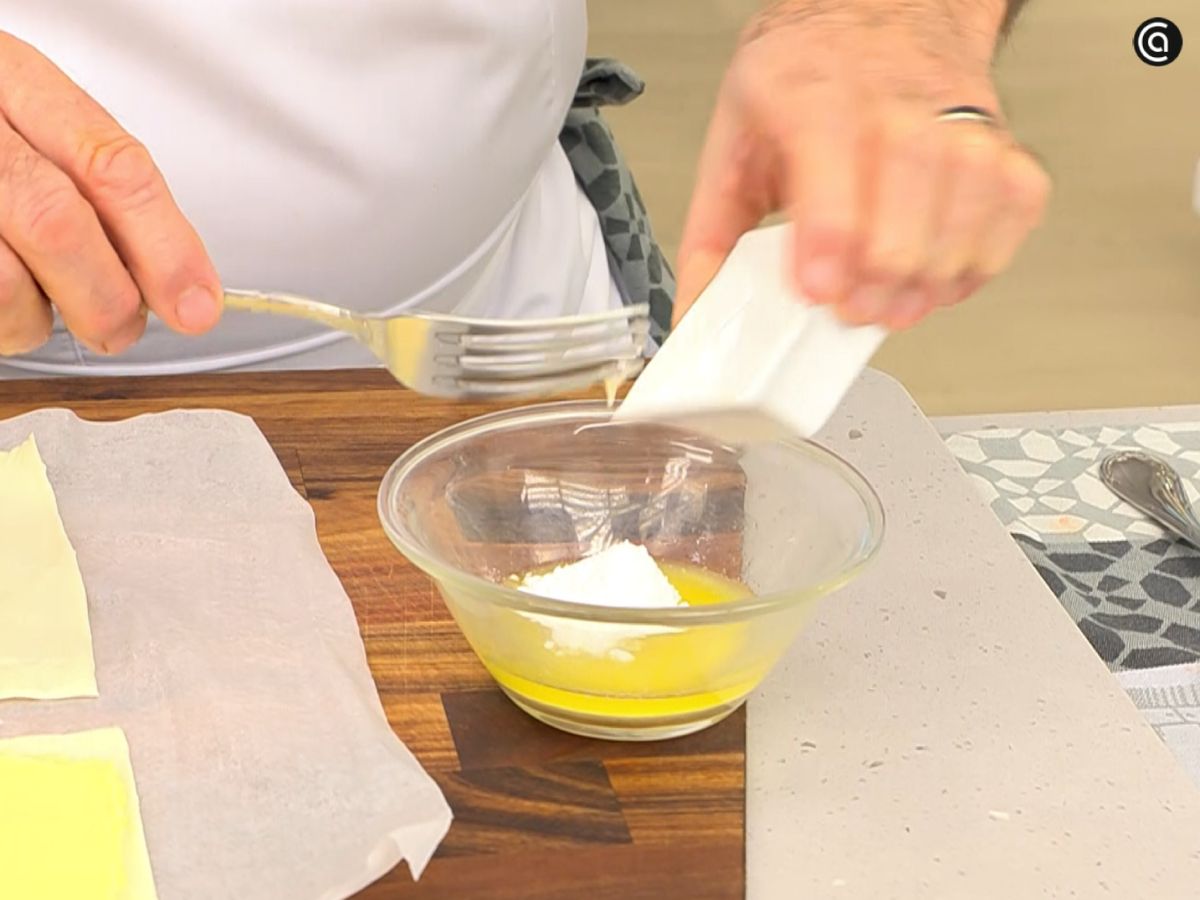 La mantequilla fundida, el azúcar glas y la miel se mezclan en un cuenco para pincelar la otra mitad del hojaldre.