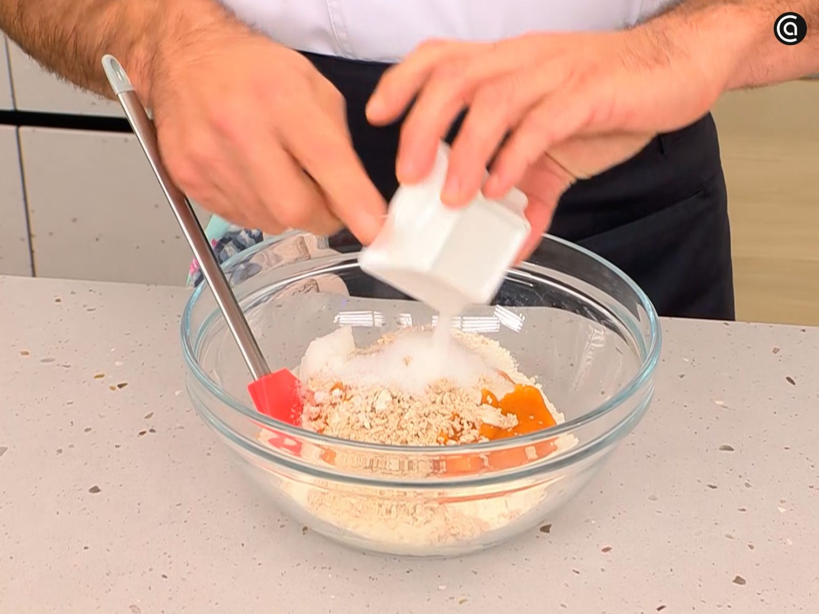 Mezcla los ingredientes hasta que desaparezca la harina Mezcla los ingredientes hasta que desaparezca la harina