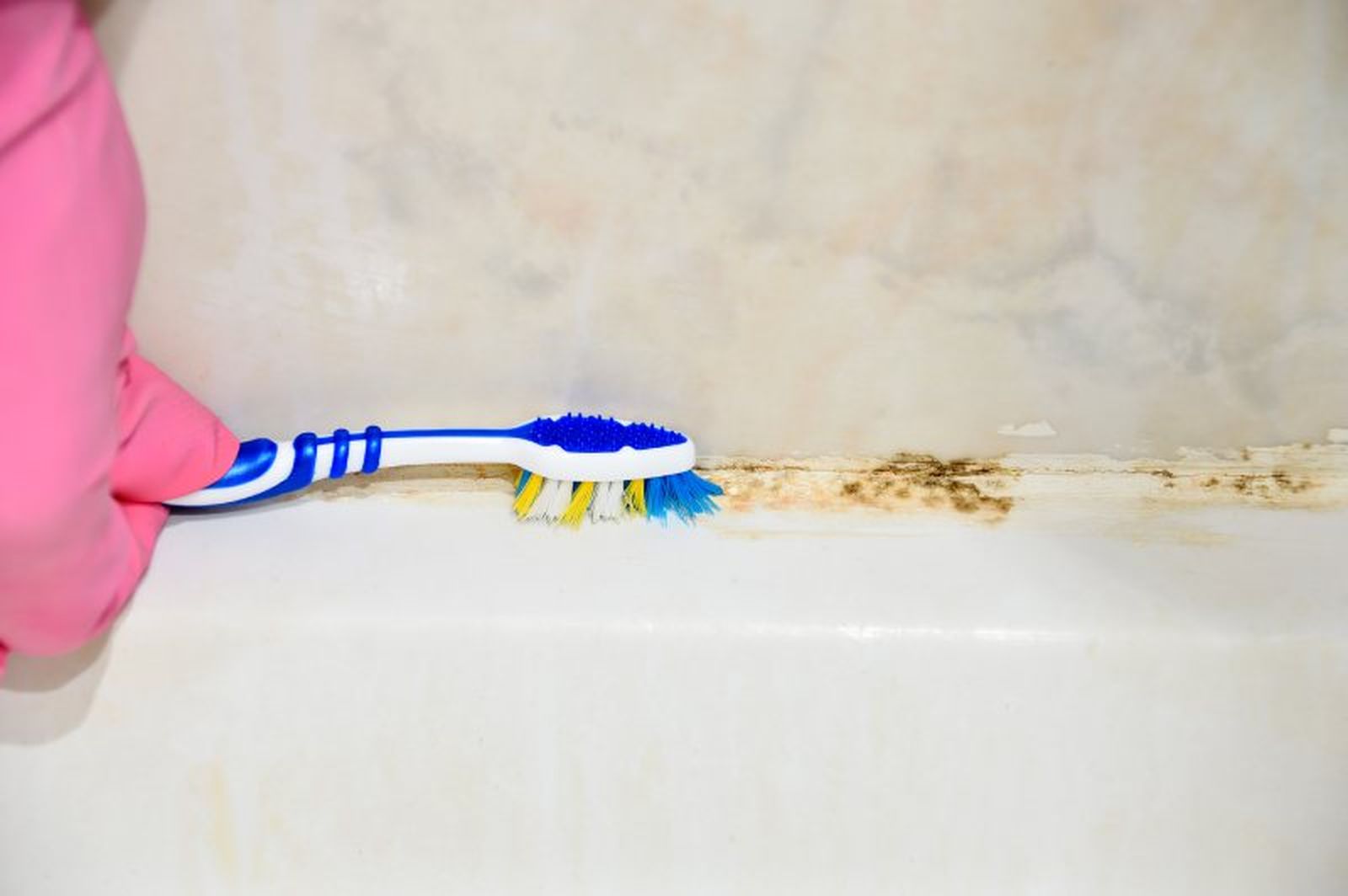 El óxido y el moho son manchas habituales en la ducha El óxido y el moho son manchas habituales en la ducha