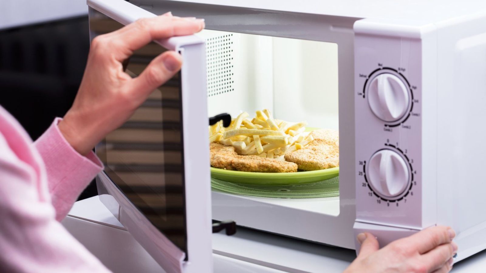 Este es el motivo por el que algunos alimentos explotan en el microondas