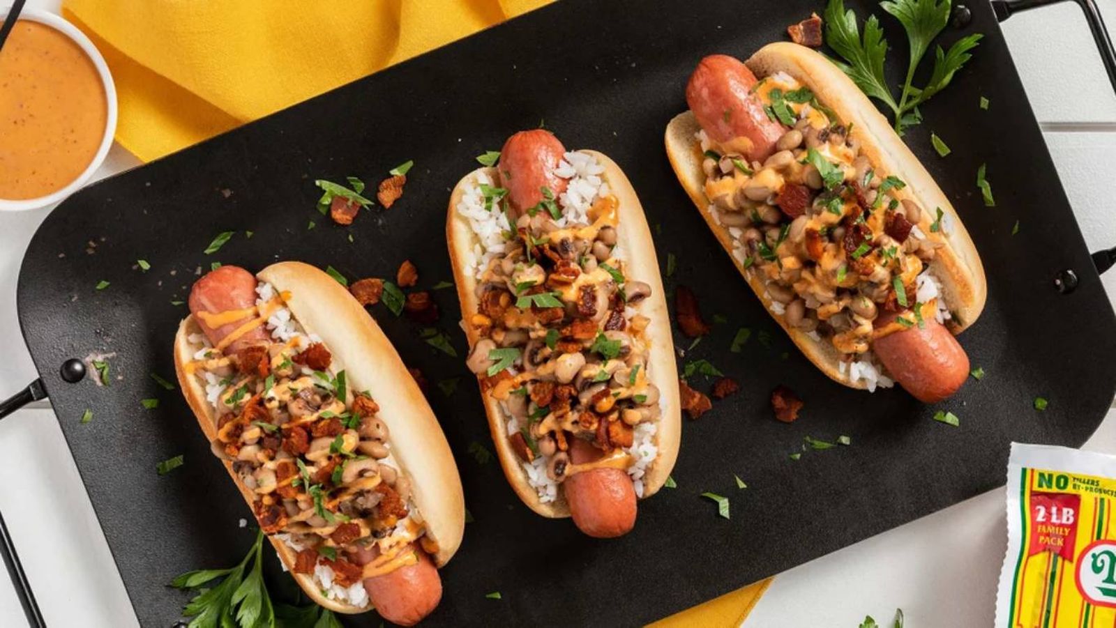 Perrito con arroz, alubias, bacon y salsa remoulade. Una receta con sabor sureño que rompe todos los esquemas.