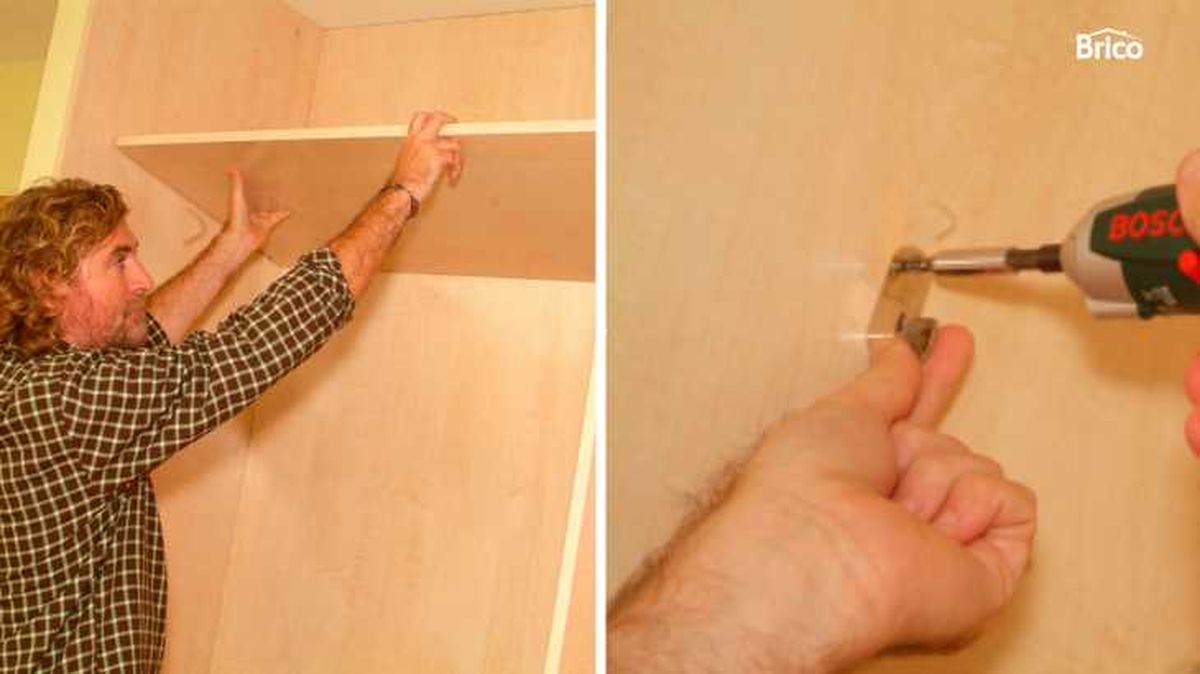 Fijar las baldas y los soportes para las perchas en el interior del armario empotrado