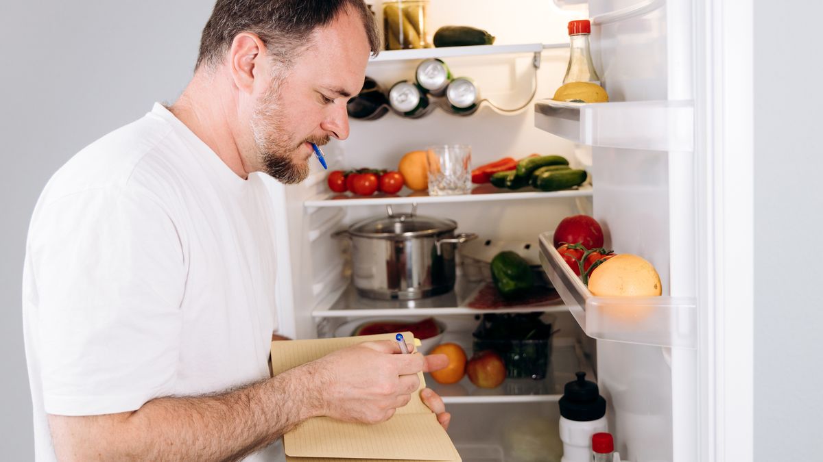 Agrupa los alimentos por categorias para tener la nevera mejor ordenada