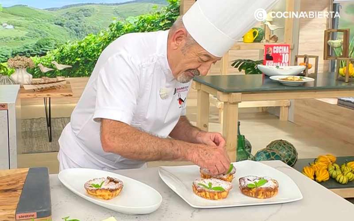 Decora los clafoutis de mango con menta