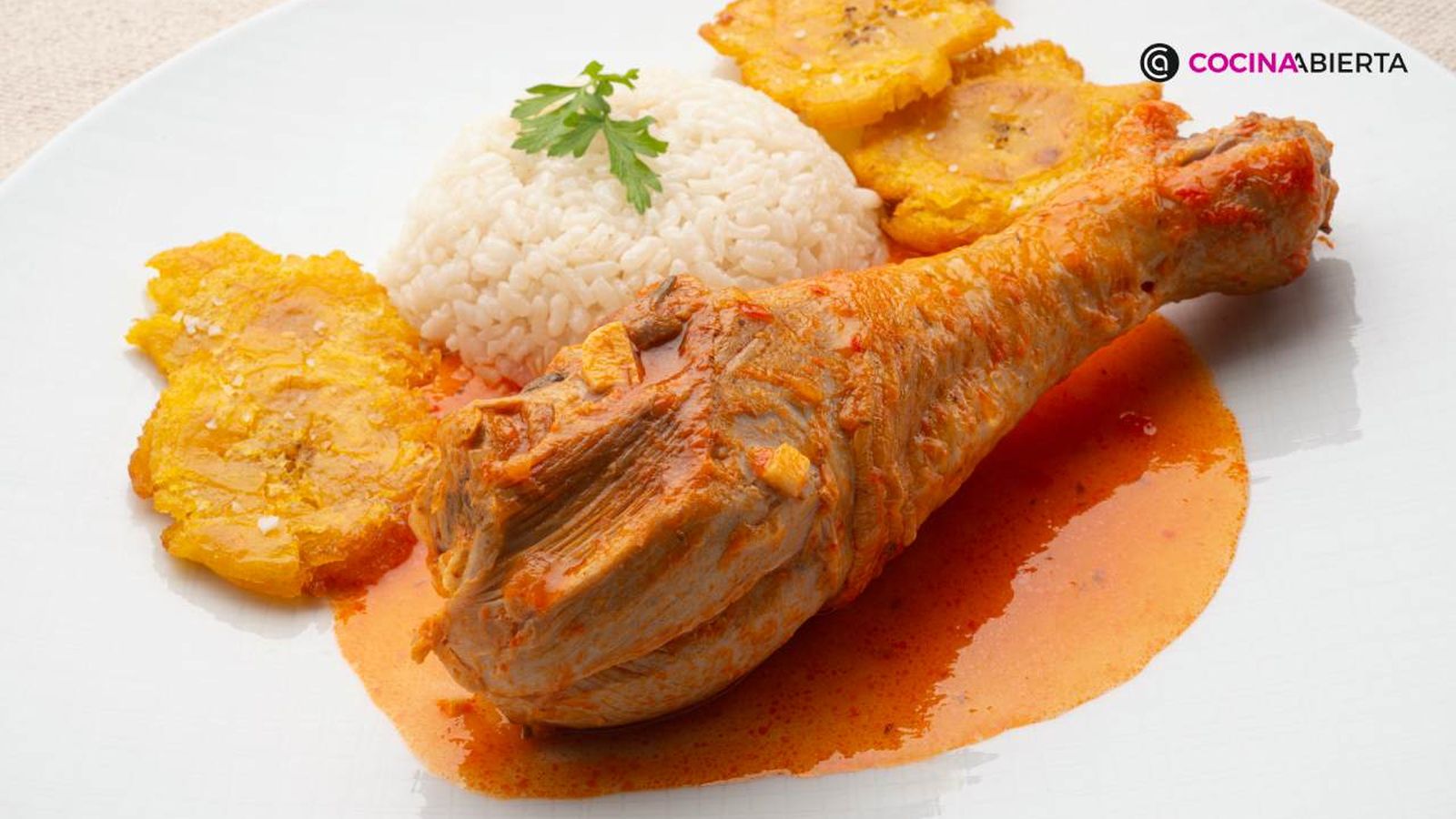 Muslo de pavo en salsa acompañado de arroz y crujientes patacones Muslo de pavo en salsa acompañado de arroz y crujientes patacones