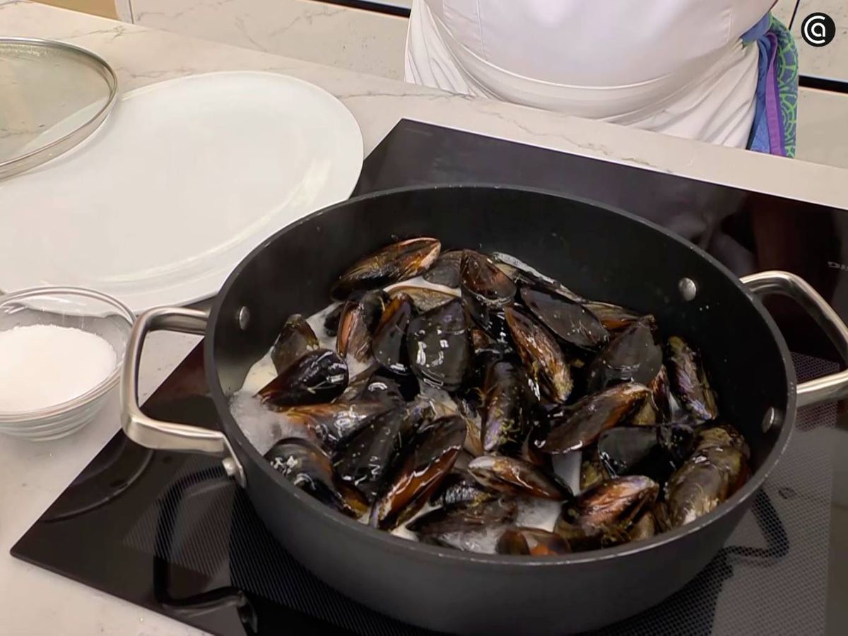 Elaboración de la receta de itsaskabra con salsa de mejillones y langostinos - Cocina los mejillones