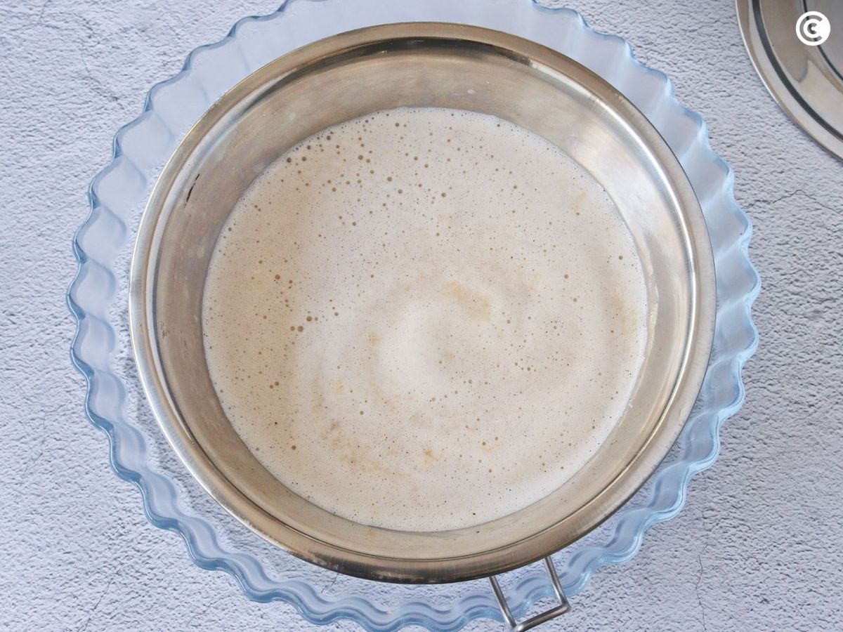 Colocar el molde del flan de almedra al baño maría para hornear