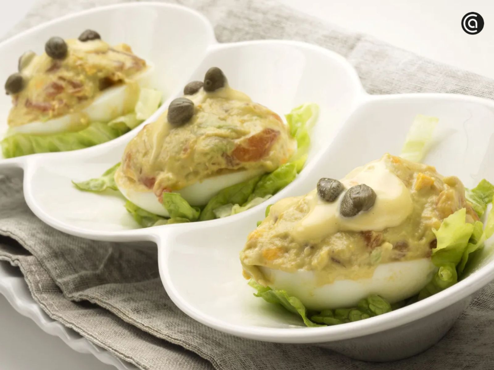 Frescos y saludables: huevos rellenos de salmón y aguacate para una cena ligera. Frescos y saludables: huevos rellenos de salmón y aguacate para una cena ligera.