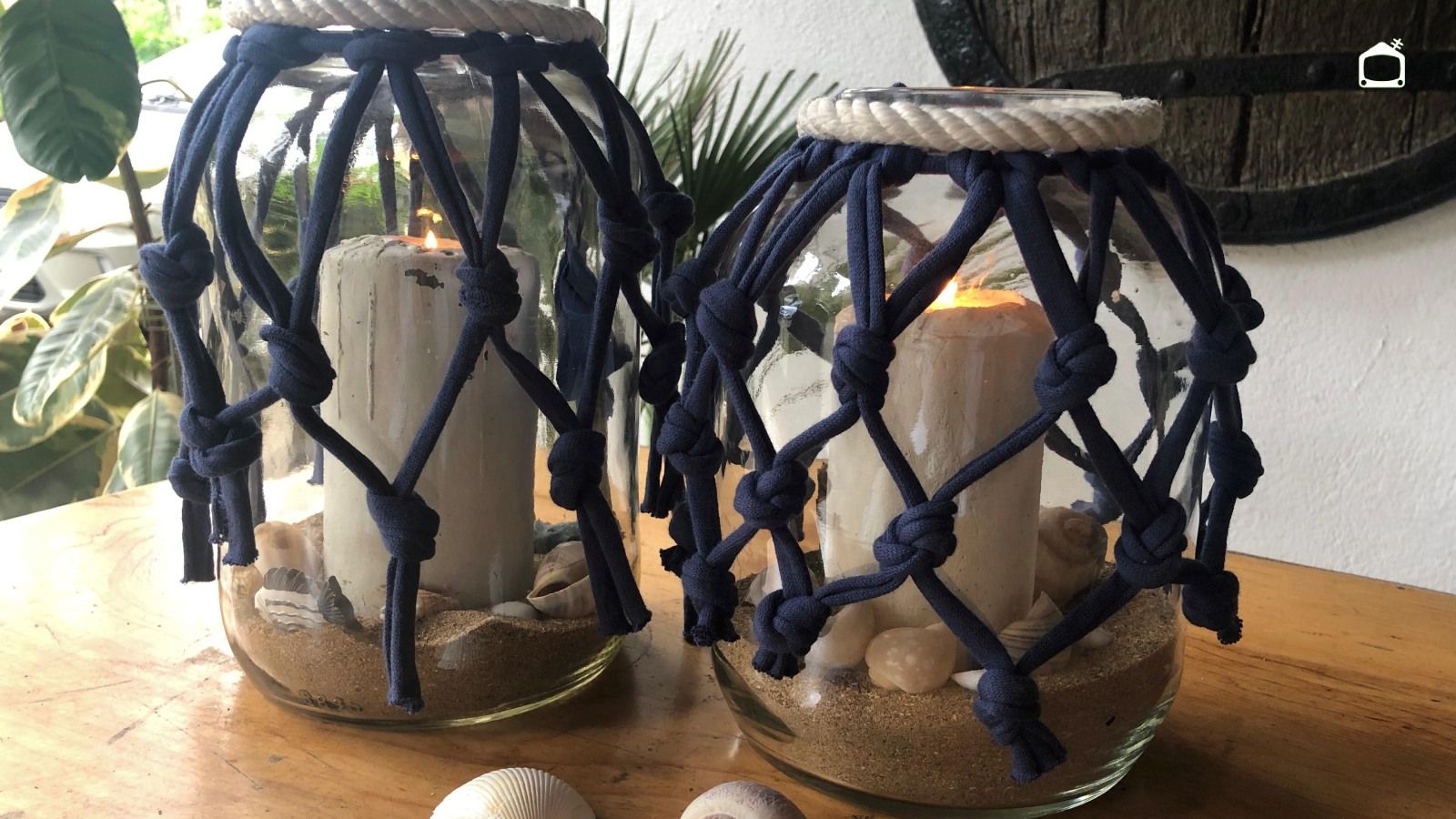 Manualidad veraniega con conchas, velas y cuerdas