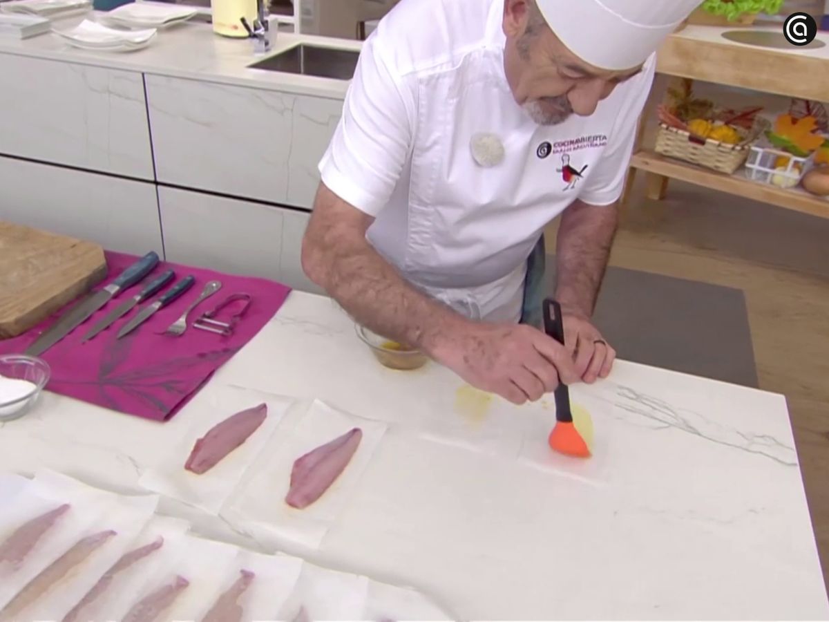 Pincela, envuelve y cocina: así consigues un salmonete espectacular