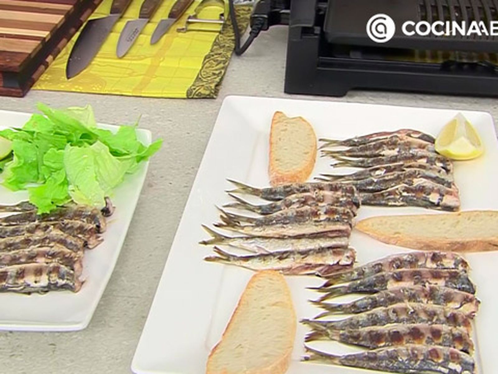 Sirve las sardinas con unas rebanadas de pan y ensalada karl6799 sardinas plancha p5