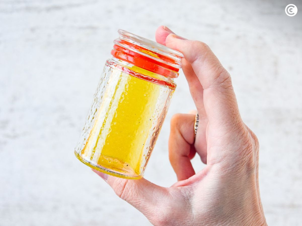 Preparar el aliño para la ensalada de garbanzos con atún y huevo duro