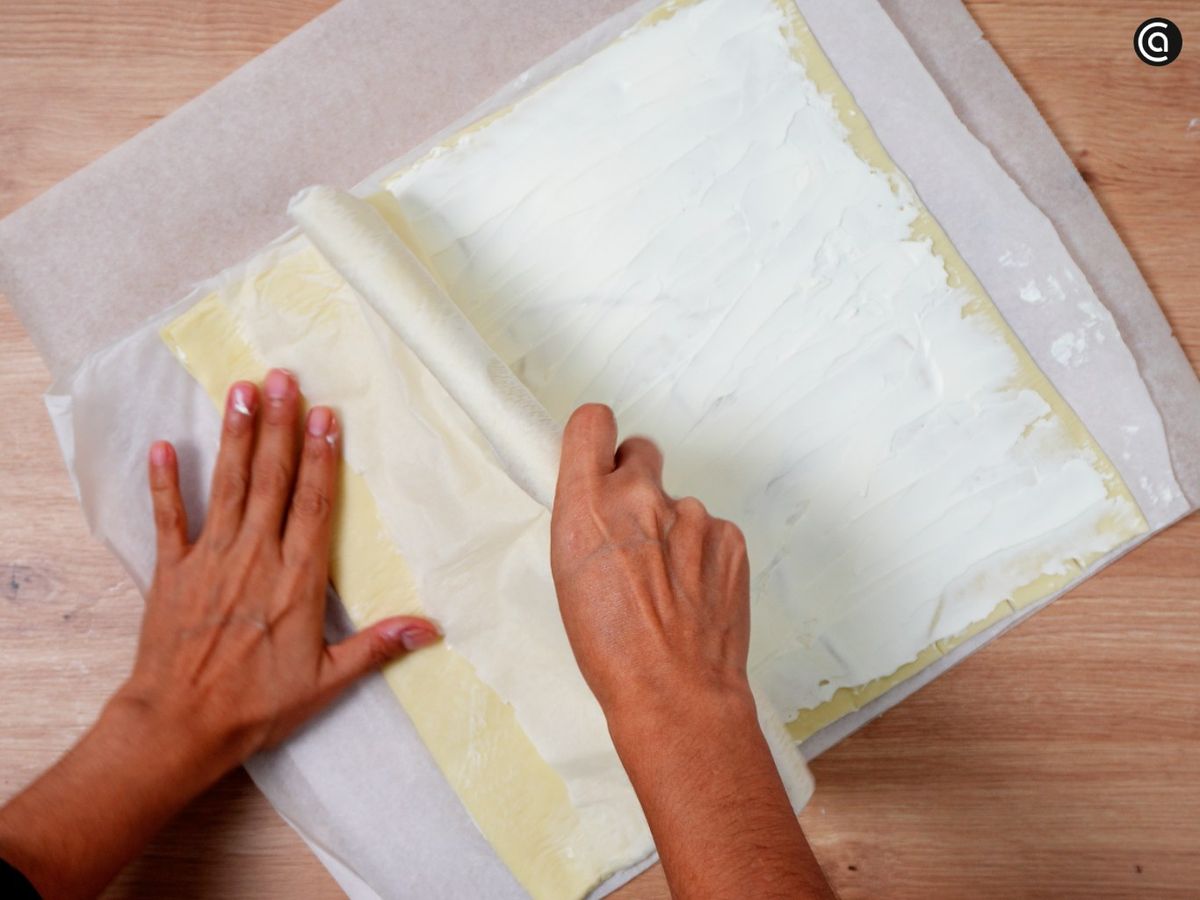 Pon la segunda lámina encima y corta en pequeños cuadrados