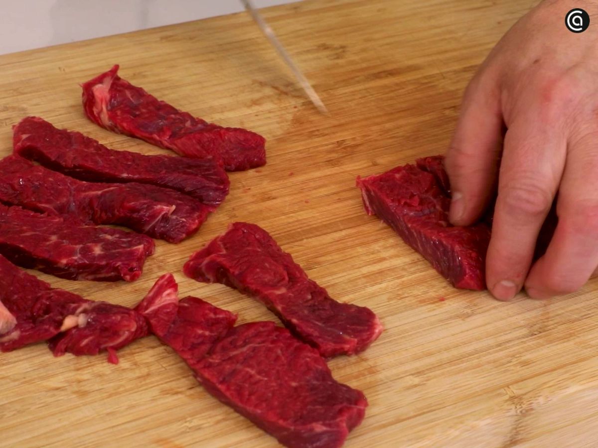 Corta el lomo de buey en tiras