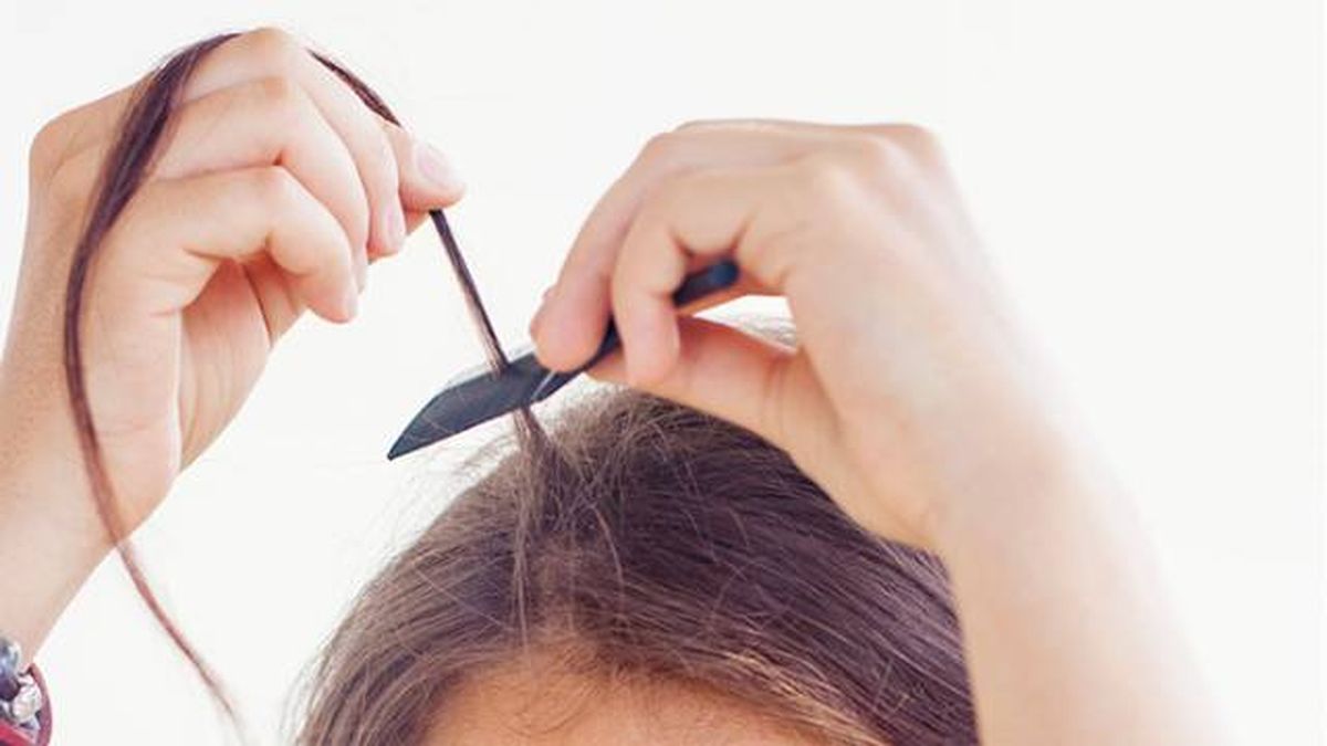 Primer paso hacer las trenzas de hilo en el pelo