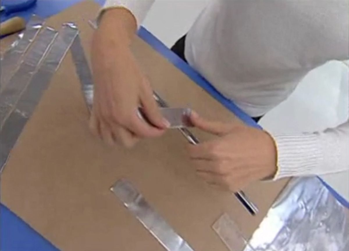 Bolas y cintas de estaño para decorar el árbol de Navidad paso 8