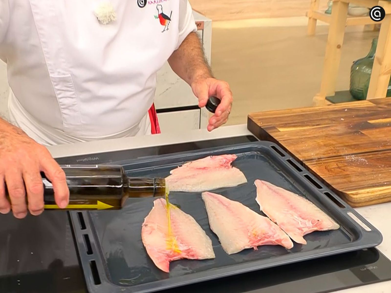Rocía aceite sobre los filetes Rocía aceite sobre los filetes