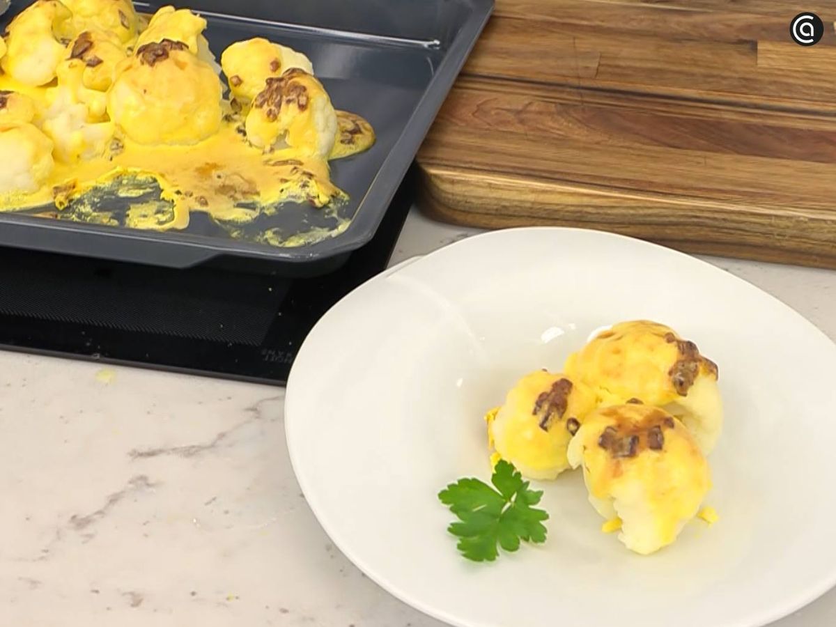 Sirve la coliflor con salsa holandesa de cecina