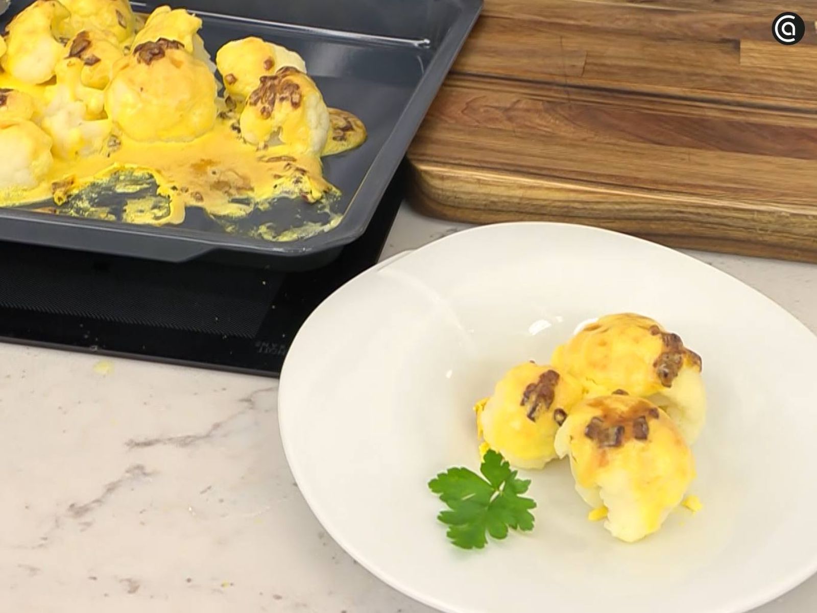 Sirve la coliflor con salsa holandesa de cecina Sirve la coliflor con salsa holandesa de cecina