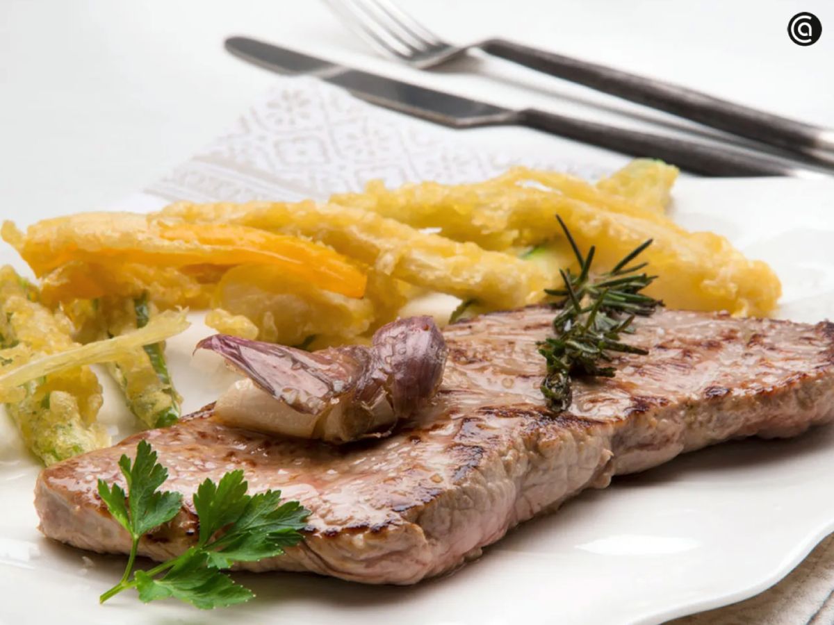 Carne jugosa acompañada de verduras crujientes: equilibrio entre sabor y textura.