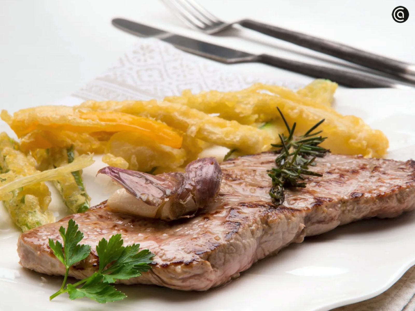 Carne jugosa acompañada de verduras crujientes: equilibrio entre sabor y textura.