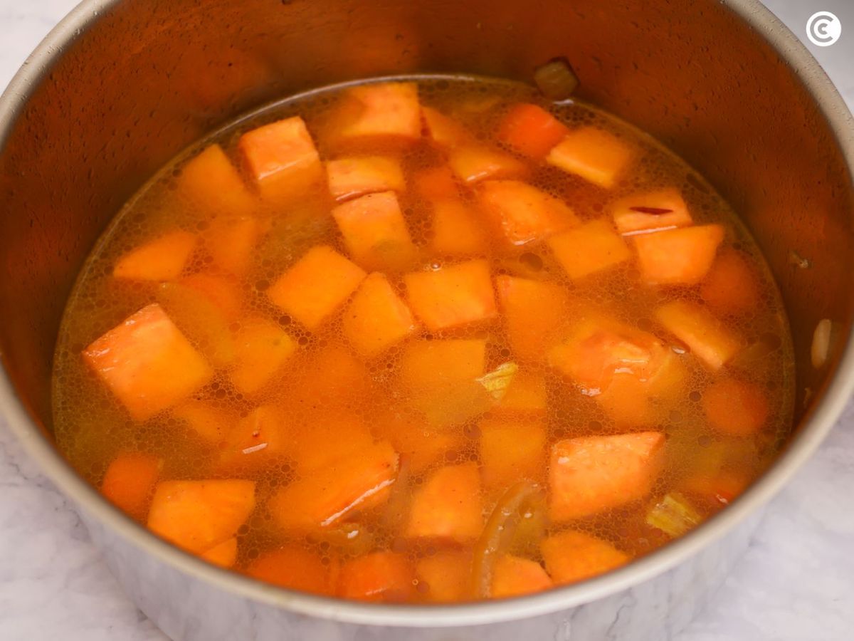 Cocer el boniato en caldo de verduras para hacer en crema