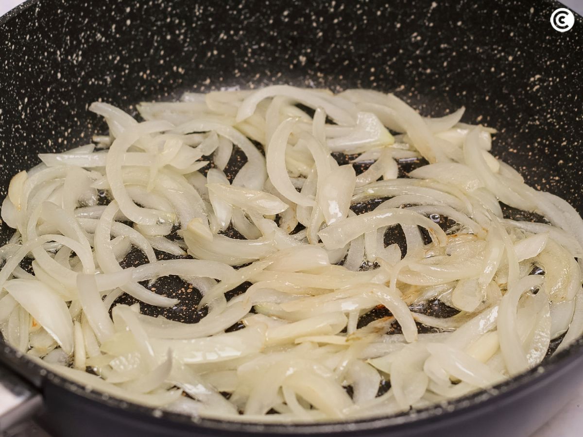 Pocha la cebolla en una sartén