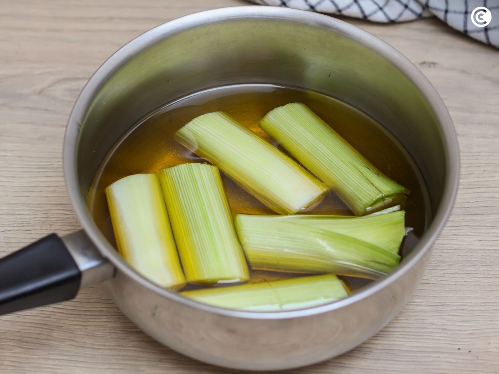 Cubrir los puerros con aceite para confitarlos