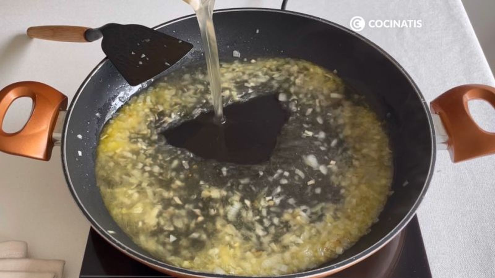 Agregamos el caldo de pollo para hacer la salsa Agregamos el caldo de pollo para hacer la salsa