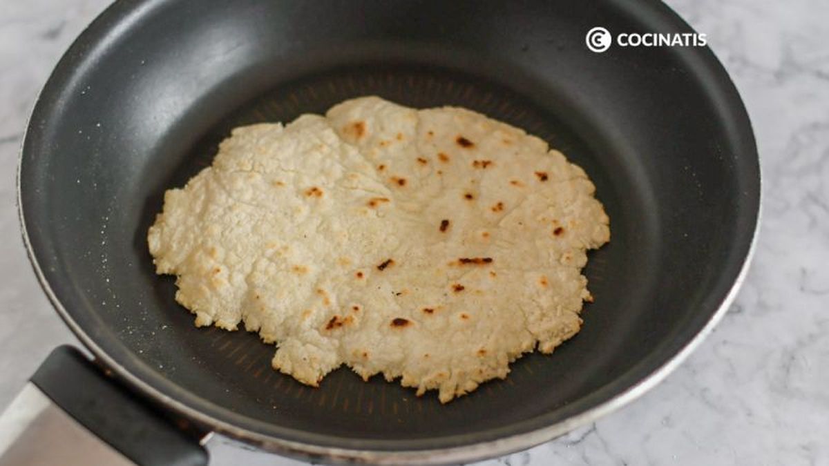 Doramos las tortillas de maíz vuelta y vuelta