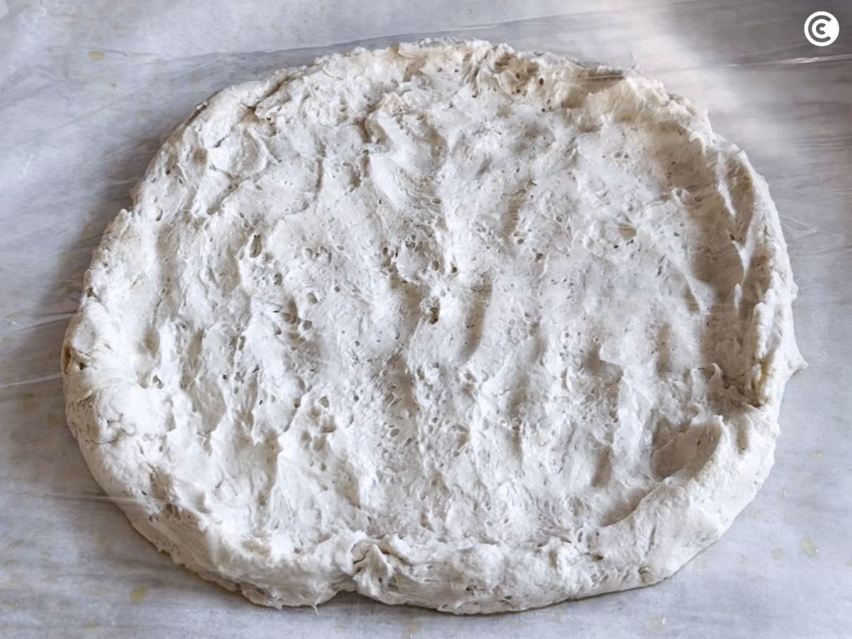 Dejar reposar la masa de pizza sin gluten estirada