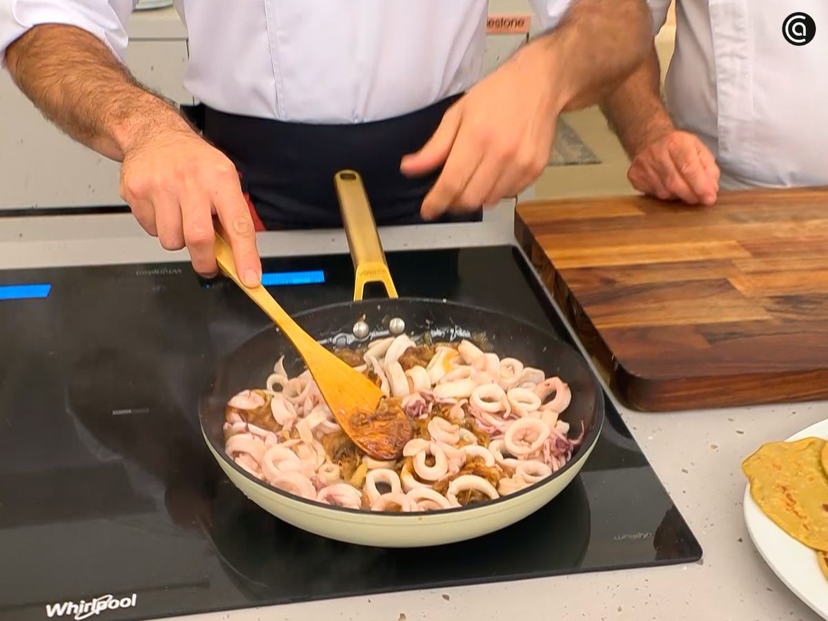 Saltea los chipirones y mezcla con la cebolla