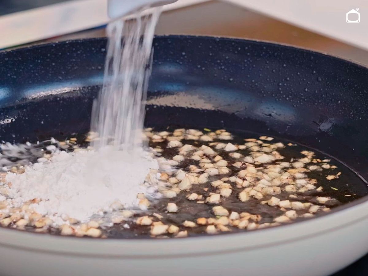 Prepara la base del ajillo para el solomillo de cerdo