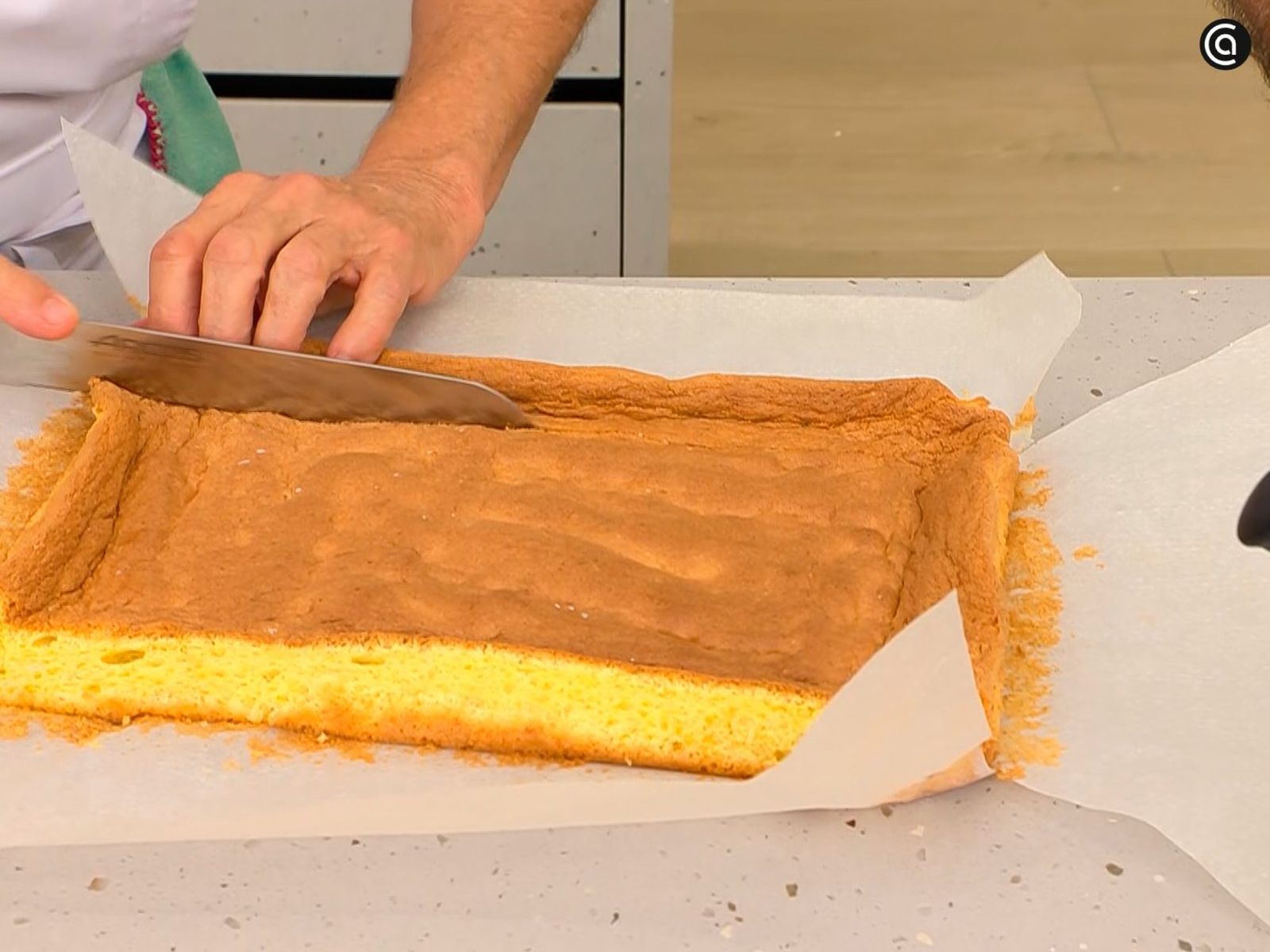 Haz cortes al bizcocho