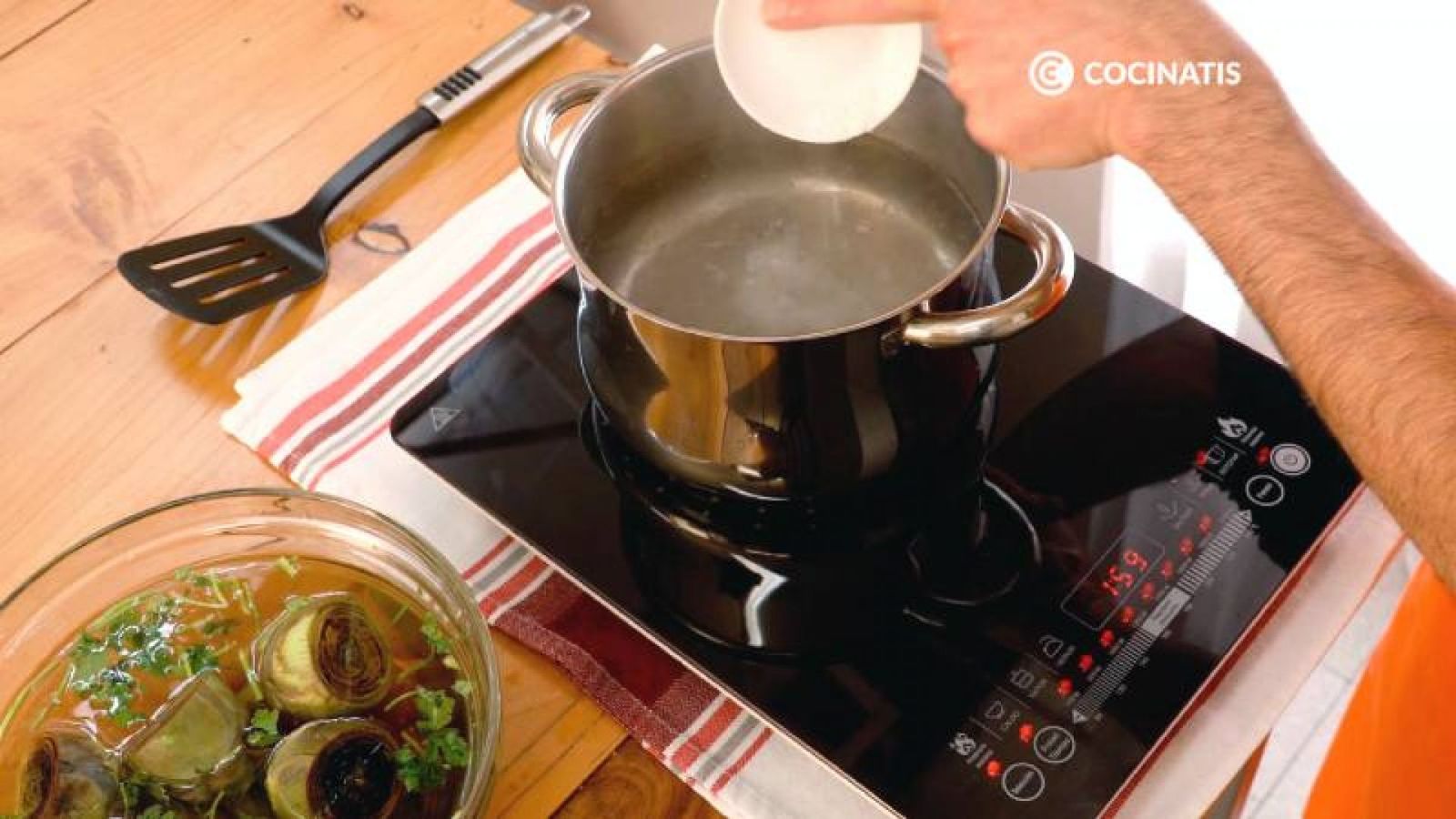 Cuece las alcachofas en agua con sal durante 10-15 minutos Cuece las alcachofas en agua con sal durante 10-15 minutos