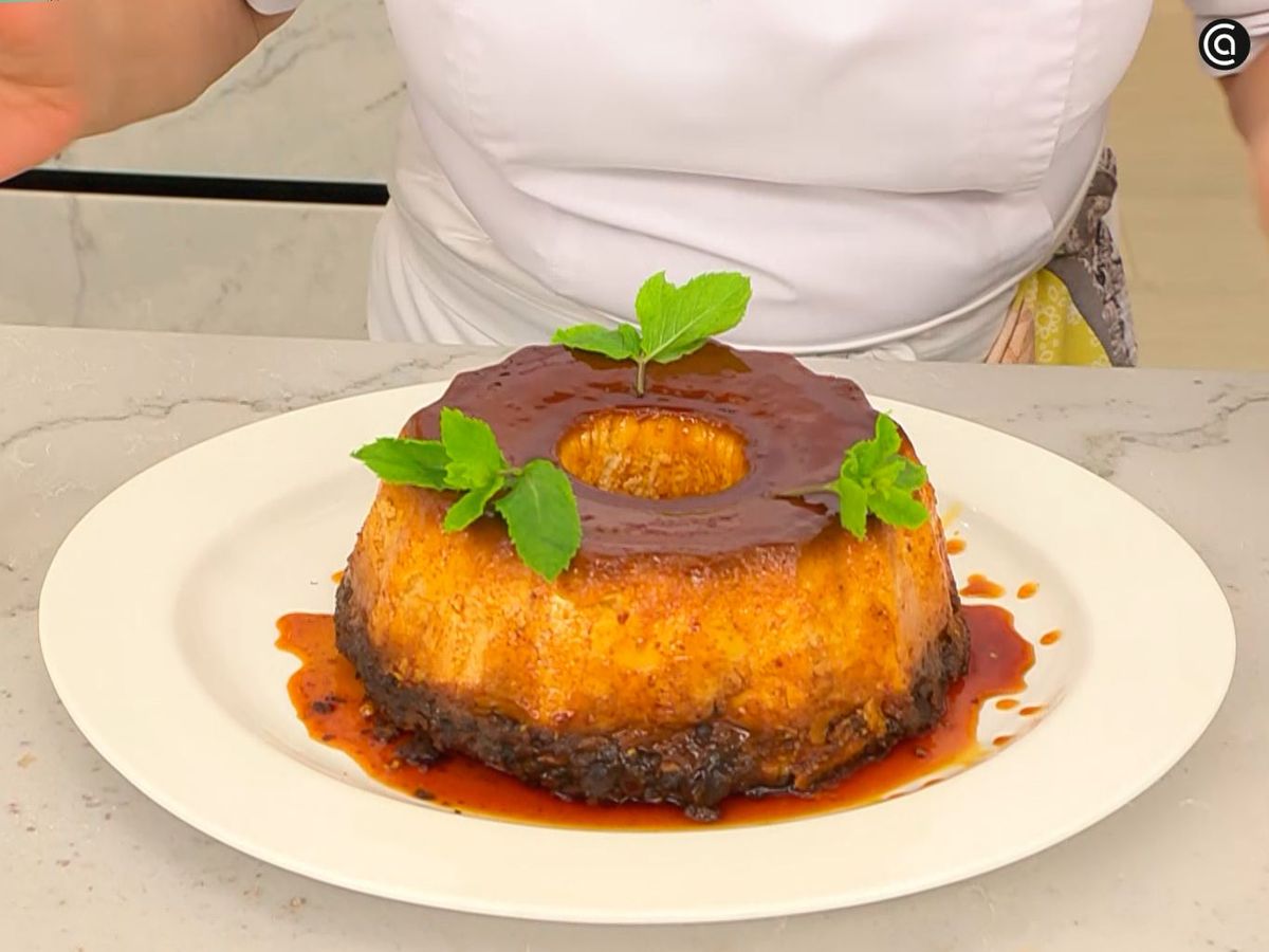 Desmolda y decora el brownie flan