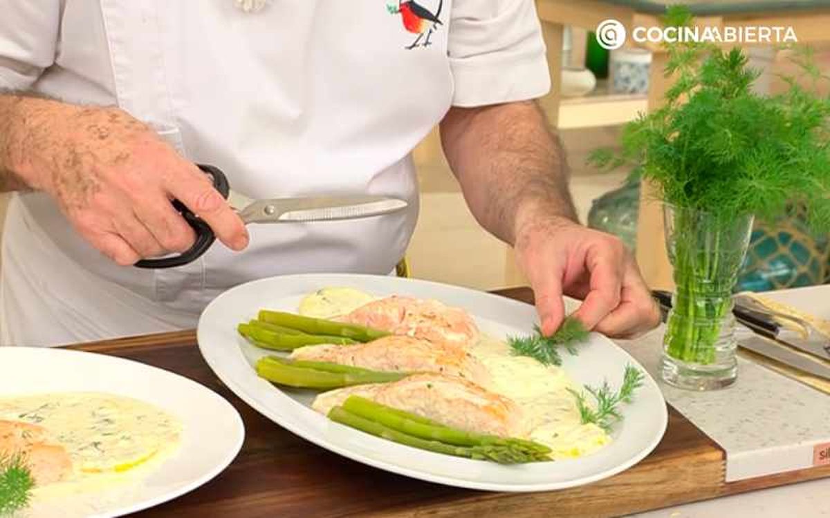 Decora el salmón al limón con hojas de eneldo