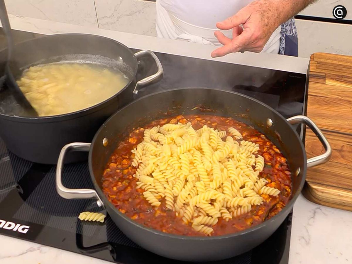 Mezcla los espirales con la boloñesa de pavo