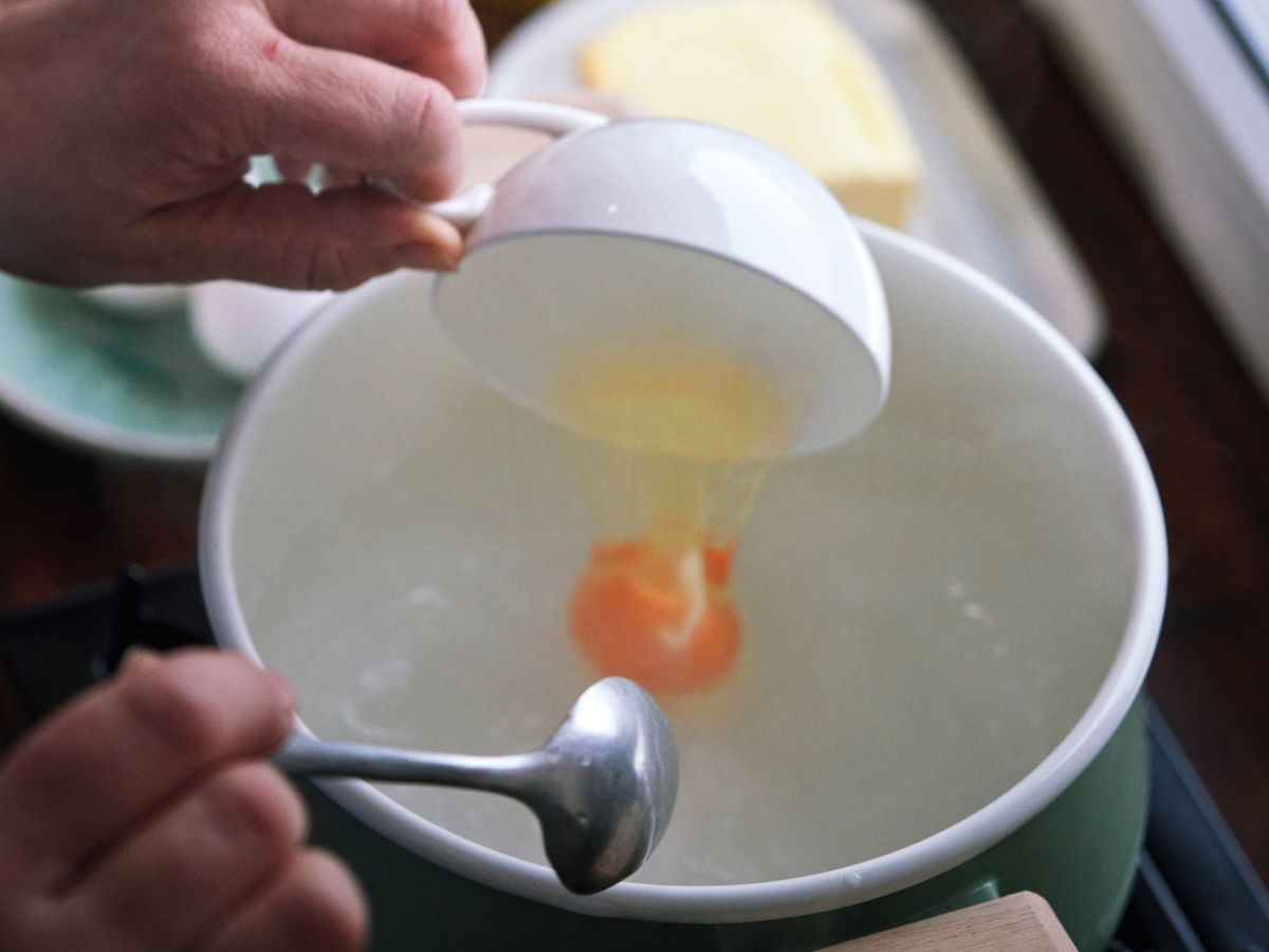 Además de huevos, también puedes escalfar pescados como la merluza o el salmón