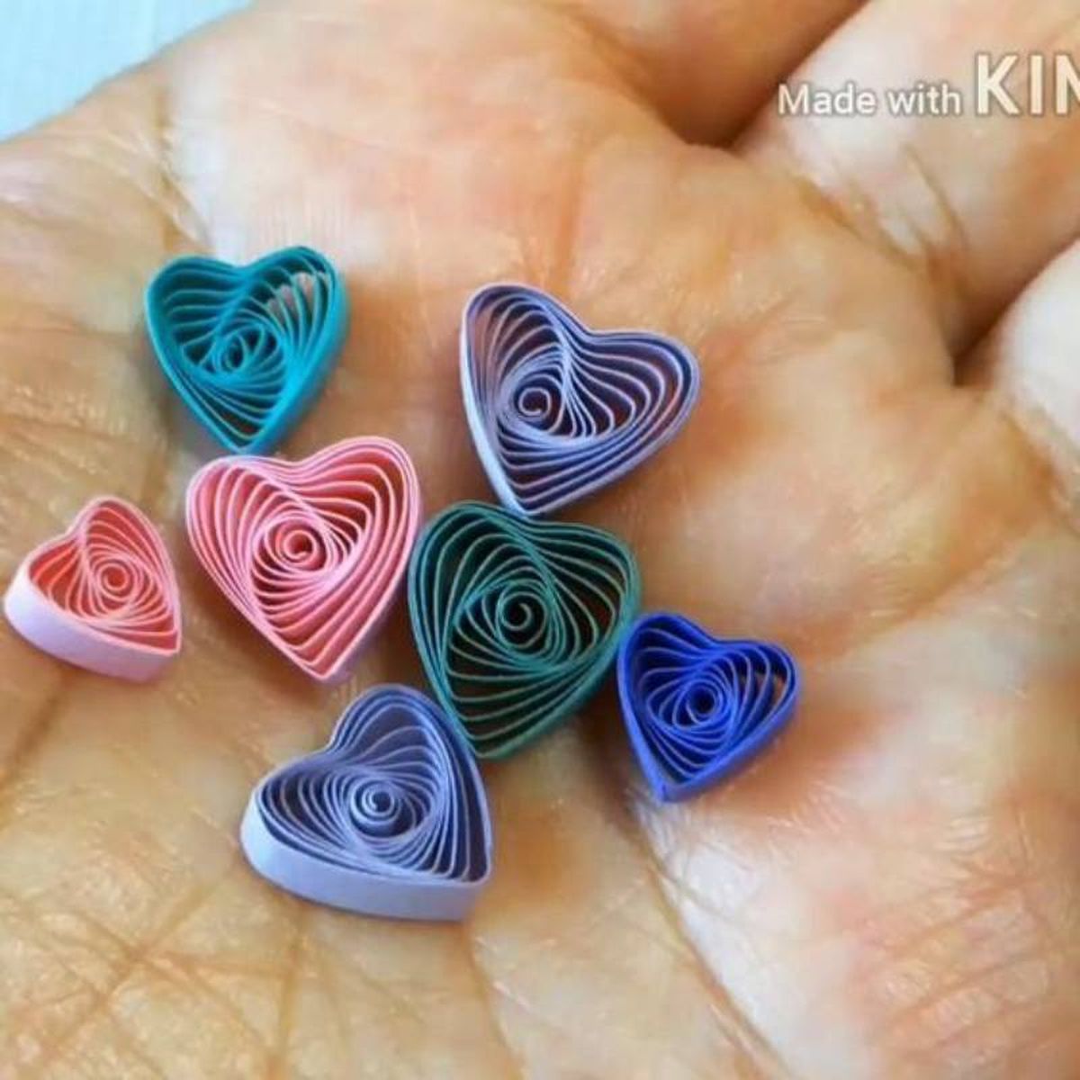 Corazones de colores hechos con filigrana.
