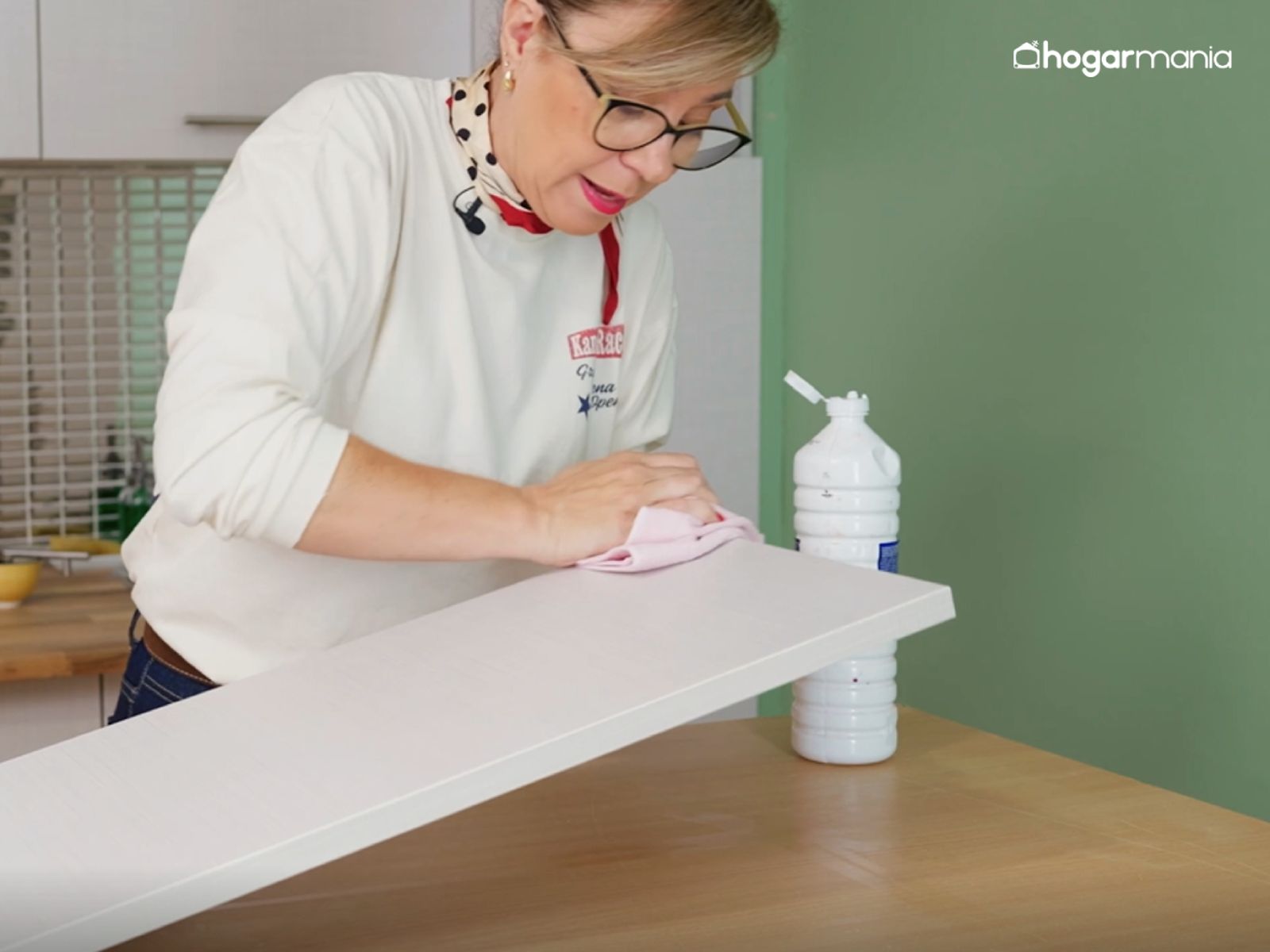 Limpiar bien la superficie es fundamental para asegurar una buena adherencia del vinilo.