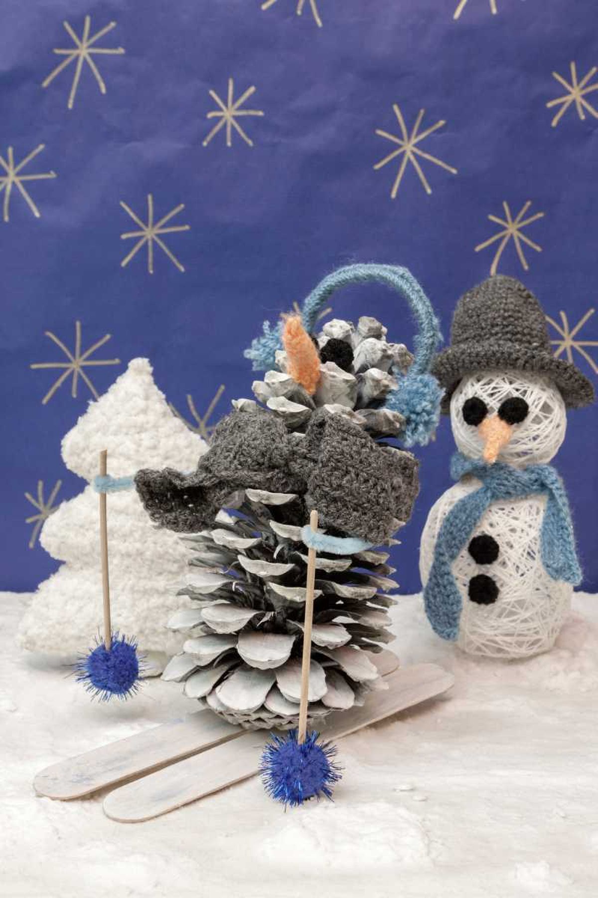 Muñeco de nieve con esquís hecho con una piña seca.