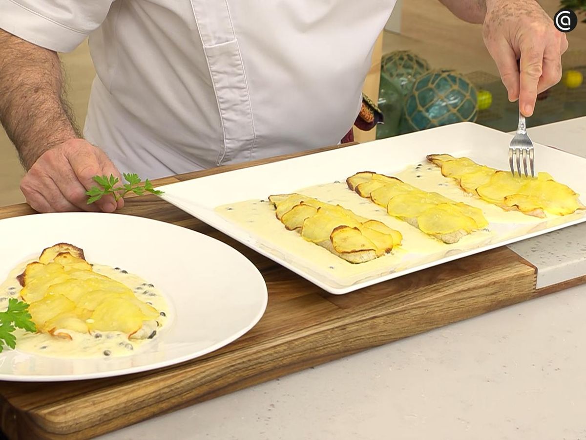 Sirve la lubina en costra de patata con salsa de pimienta