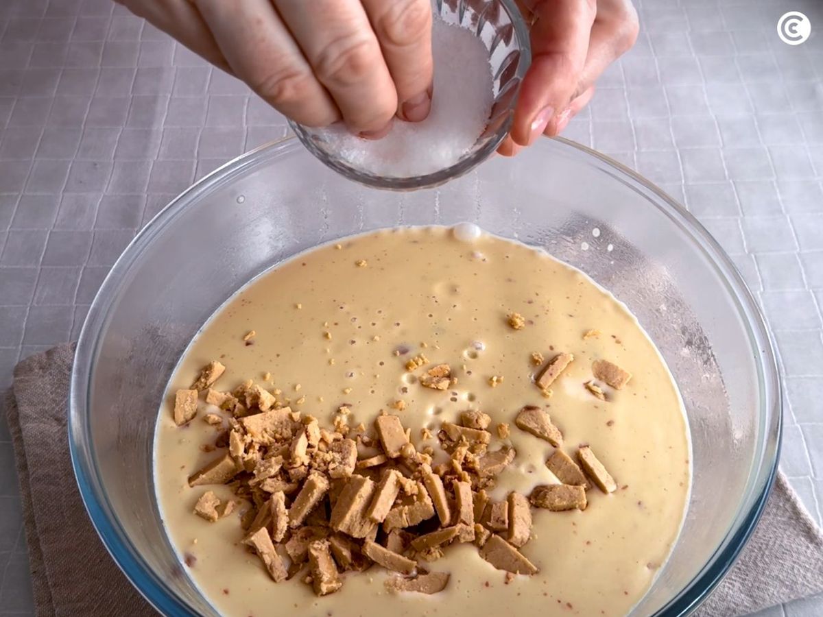 Agregar turrón y sal para hacer el helado de turrón
